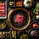 Top |焼肉の牛太福崎店 焼肉の牛太福崎店焼き肉セットと副菜の俯瞰構図