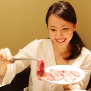 焼肉・若い女性
